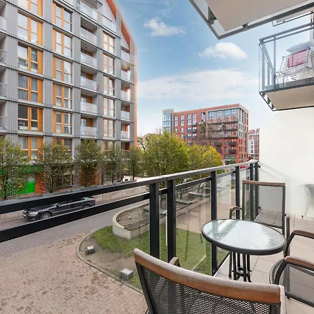 Aura III Apartments & Free Parking By Downtown Apartments-3